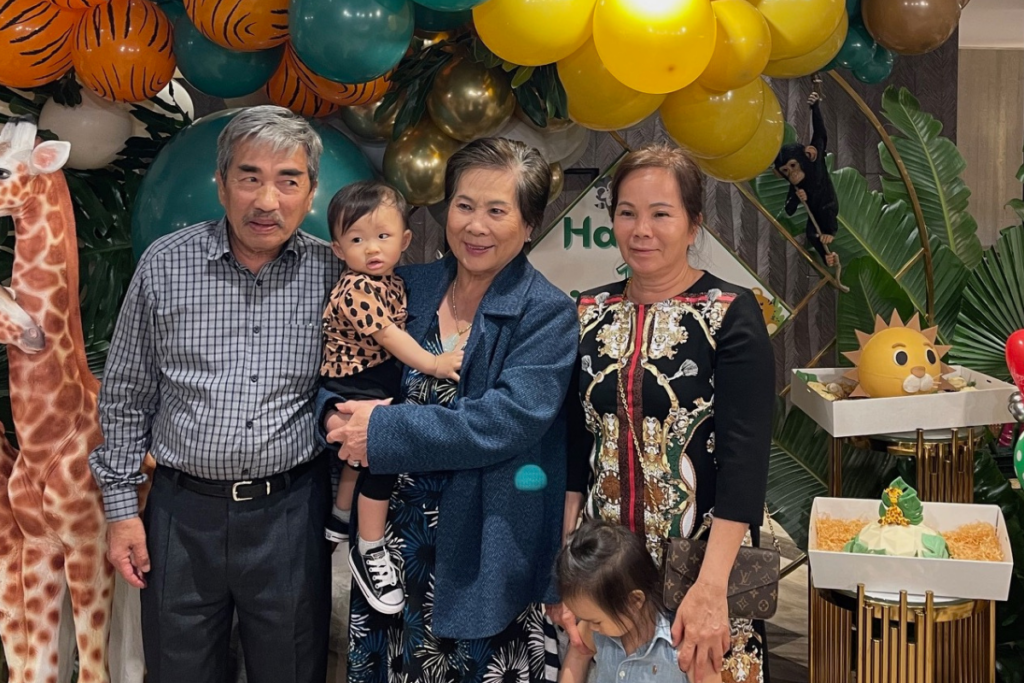 Thi with her family